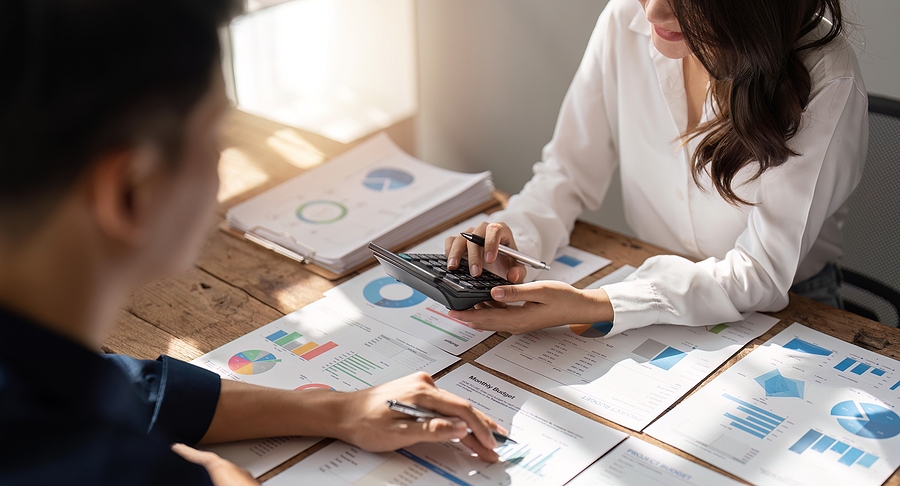 Should New Bookkeepers Specialize Early or Stay Generalists?